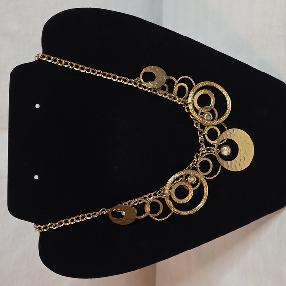 Jewelry - Elegant Gold Tone Circle Pendant Necklace